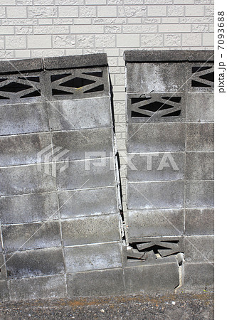 割れたブロック塀 7093688