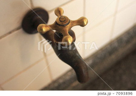 昔の水道の蛇口 7093896
