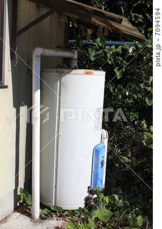放置された家庭用の電気温水器 放置された家庭用の電気温水器 7094594