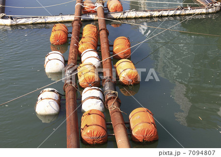 河川工事中の川面に浮かした送水管 河川工事中の川面に浮かした送水管 7094807