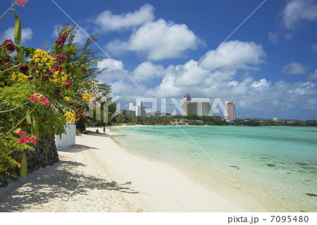 グアム島のタモンビーチ 7095480