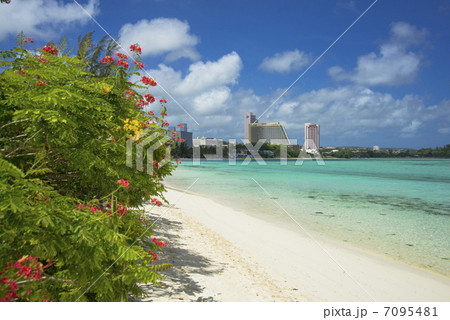 グアム島のタモンビーチ 7095481