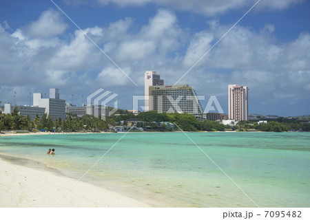 グアム島のタモンビーチ 7095482