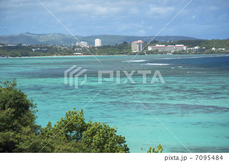 グアム島のタモンビーチ 7095484