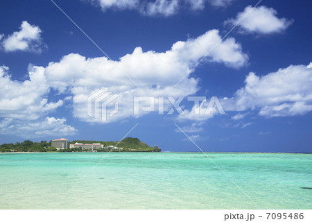 グアム島のタモンビーチ 7095486