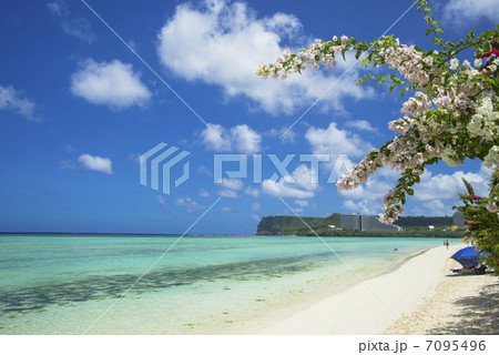 グアム島のタモンビーチ 7095496