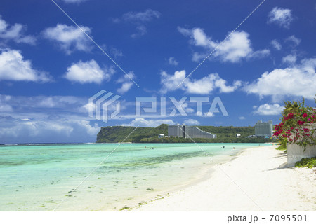 グアム島のタモンビーチ 7095501