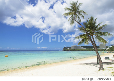 グアム島のタモンビーチ 7095504