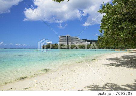 グアム島のタモンビーチ 7095508