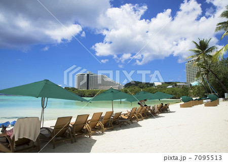 グアム島のタモンビーチ 7095513
