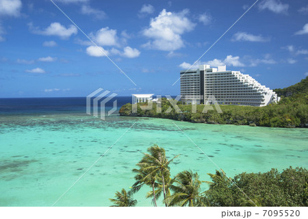 グアム島のタモンビーチ 7095520