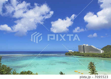 グアム島のタモンビーチ 7095523