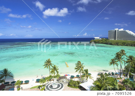 グアム島のタモンビーチ 7095526