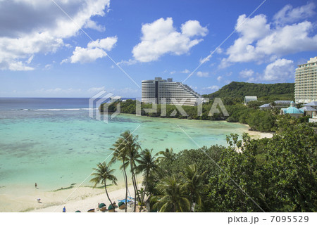 グアム島のタモンビーチ 7095529