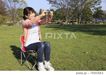 コンパクトデジカメと若い女性 コンパクトデジカメと若い女性 7095663