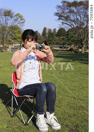 コンパクトデジカメと若い女性 コンパクトデジカメと若い女性 7095664