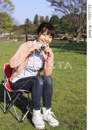 コンパクトデジカメと若い女性 コンパクトデジカメと若い女性 7095733