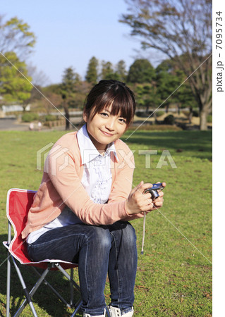 コンパクトデジカメと若い女性 コンパクトデジカメと若い女性 7095734