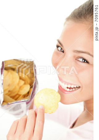 Woman eating chips 7095761