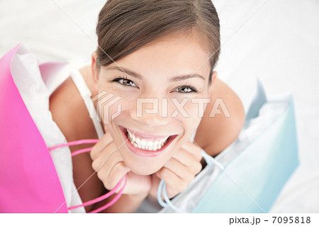 Shopper. Beautiful shopping woman 7095818