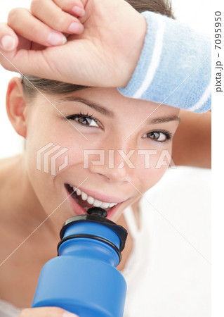 Fitness woman drinking sweating 7095950