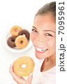 donuts eating woman 7095961
