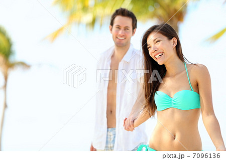 Beach vacation couple 7096136
