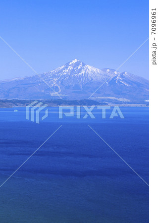 早春の猪苗代湖と会津磐梯山 早春の猪苗代湖と会津磐梯山 7096961