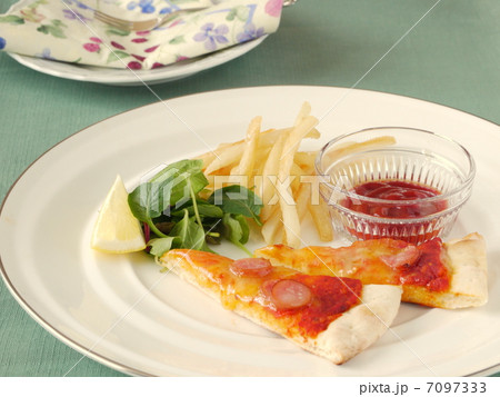 ピザとフライドポテトのワンプレートランチ 7097333