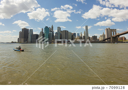 ニューヨーク南端の高層ビル群 7099128