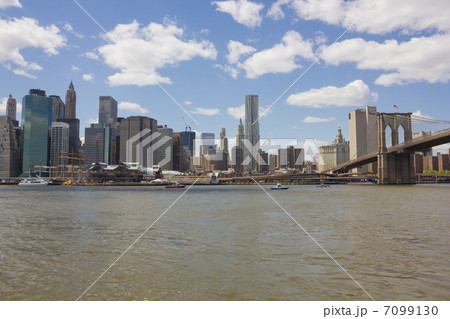 ニューヨーク南端の高層ビル群 7099130