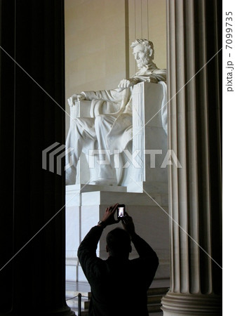 リンカーン・メモリアルで撮影する人 7099735