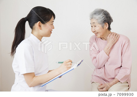 整体の診察を受けるシニア女性 7099930