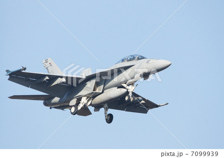夏空を飛ぶF18 7099939