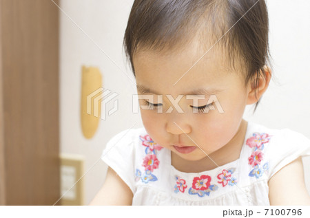 寝転ぶ 寝転ぶ 7100796