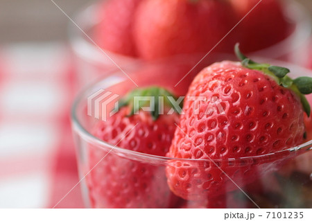 ガラスカップに入れた新鮮イチゴ 7101235