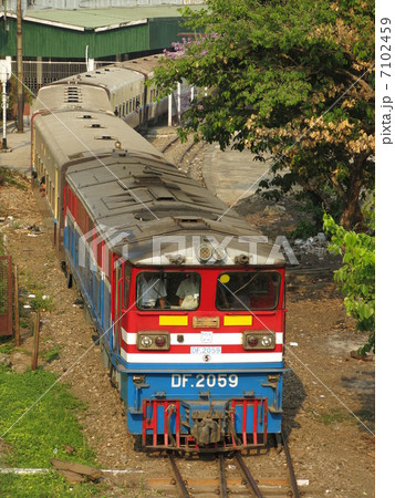 ヤンゴン中央駅を出発する列車 ヤンゴン中央駅を出発する列車 7102459