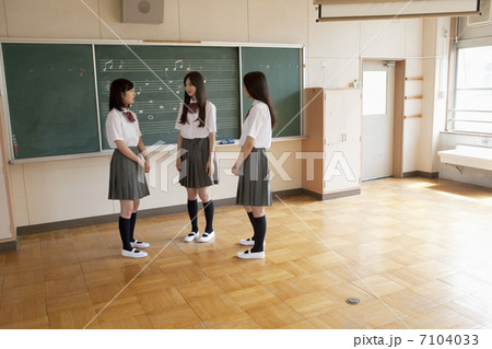 黒板をバックに立つ女子高生 7104033