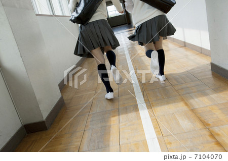 廊下を走る女子高生 7104070