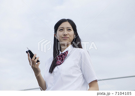 音楽を聞く女子高生 7104105