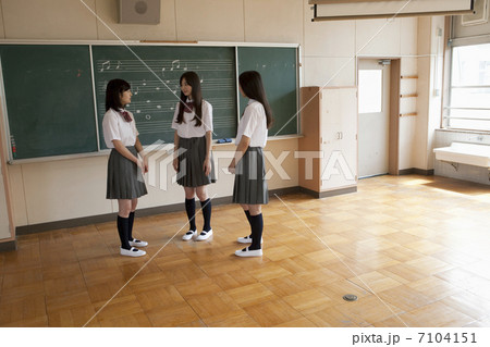 黒板をバックに立つ女子高生 7104151