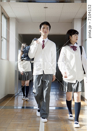 廊下を歩く高校生 7104152