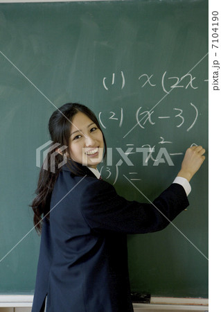 黒板を使う高校生 7104190