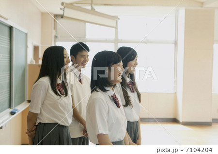 笑顔の高校生 7104204