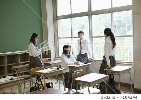 休み時間に雑談する高校生 7104244