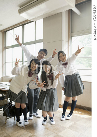 ピースサインをする高校生 ピースサインをする高校生 7104367