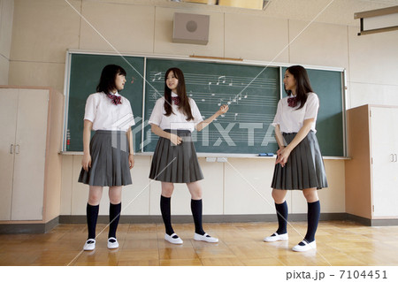 笑顔の女子高生 笑顔の女子高生 7104451