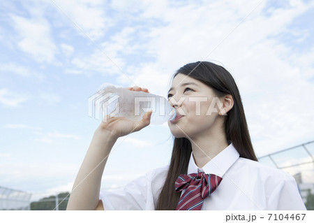 飲み物を飲む女子高生 7104467