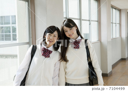 笑顔の女子高生 7104499
