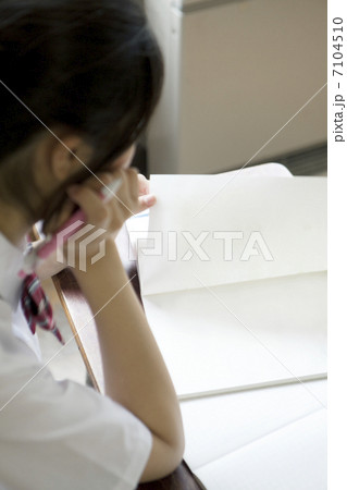教科書を読む女子高生 教科書を読む女子高生 7104510
